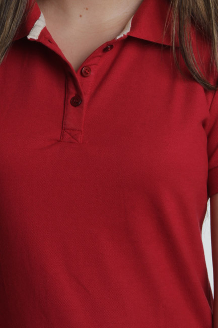 confecção de camisa vermelho polo feminina com bordado