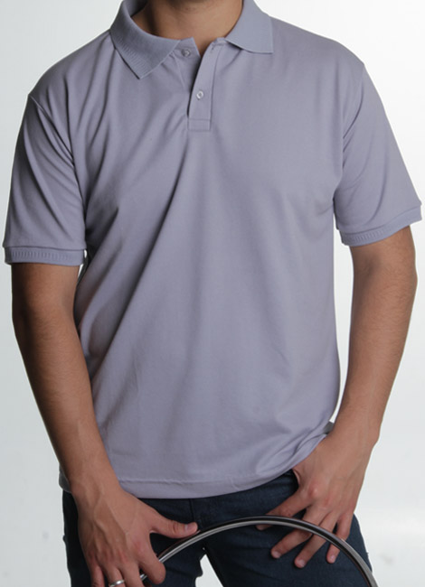 confecção de camisa cinza polo masculina com bordado